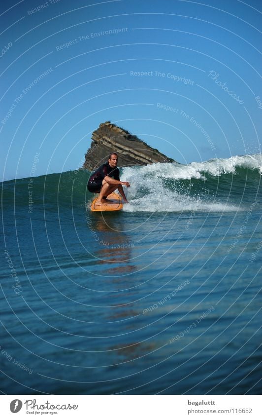 kniend Surfbrett extrem Wellen Meer Wassersport Horizont Küste Strand Ferien & Urlaub & Reisen grün weiß mystisch Brandung Umwelt Gefühle Erfrischung Wolken