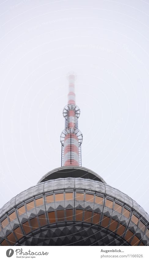 Berliner Fernsehturmspitze... Fernseher Telekommunikation Kindheit 45-60 Jahre Erwachsene Frühling Herbst schlechtes Wetter Nebel Regen Hauptstadt Stadtzentrum