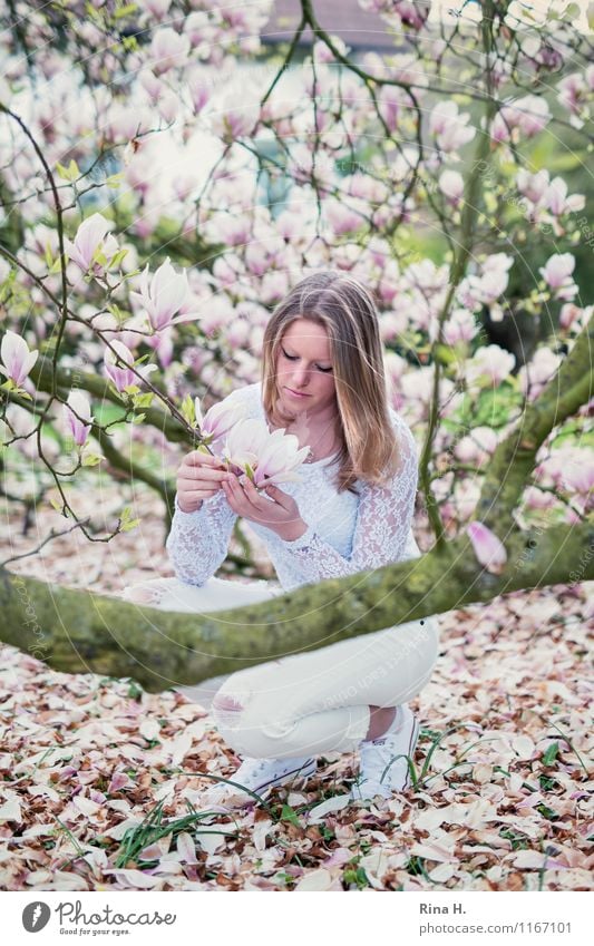 MagnolienMädchen III Frühling T-Shirt Hose Turnschuh Haare & Frisuren blond langhaarig berühren Blühend hocken hell schön Lebensfreude Frühlingsgefühle