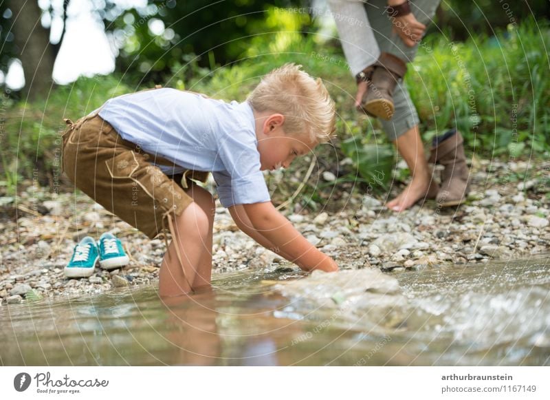 Wasserpiele in derLederhose Freude Leben Freizeit & Hobby Spielen Ferien & Urlaub & Reisen Tourismus Ausflug Sommer Kindererziehung Mensch maskulin feminin