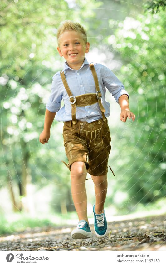 Blonder Junge in Tracht Freude sportlich Spielen Ferien & Urlaub & Reisen Tourismus Ausflug Sommer Sommerurlaub Mensch maskulin Kind Kindheit 1 3-8 Jahre Natur