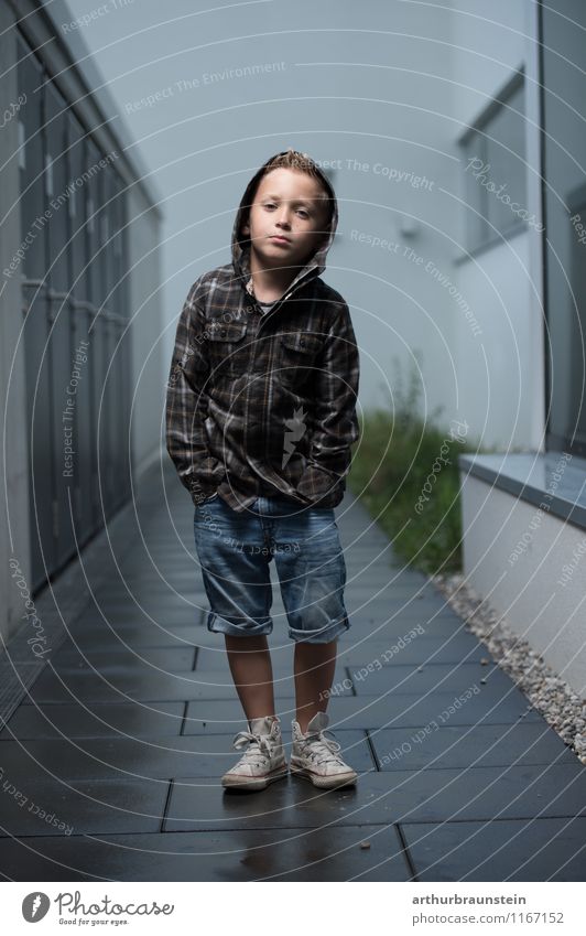 Cooler Junge in Jeans Lifestyle Freizeit & Hobby Kindererziehung Kindergarten Schule Schulgebäude Schulhof Schulkind Mensch maskulin Kindheit 1 3-8 Jahre Sommer