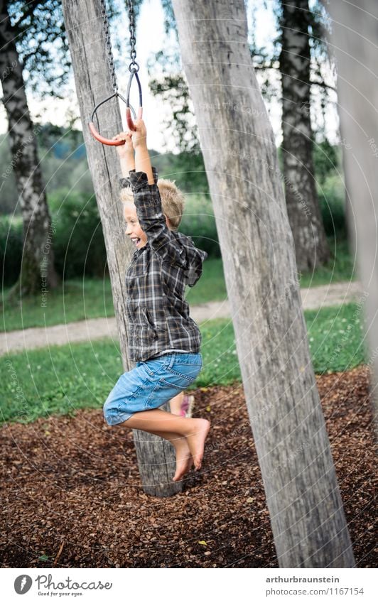 Junge beim schaukeln mit Ringen sportlich Freizeit & Hobby Spielen Spielplatz Kreis Ferien & Urlaub & Reisen Tourismus Ausflug Sommer Sommerurlaub Garten