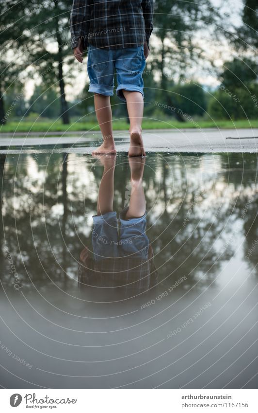 Junge spaziert in Wasserpfütze Gesundheit Freizeit & Hobby Spielen Sommer Kindererziehung Kindergarten Mensch maskulin Kindheit Leben 1 3-8 Jahre Umwelt Natur