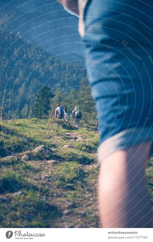 Junge Leute beim wandern Freizeit & Hobby Ferien & Urlaub & Reisen Tourismus Ausflug Sommer Sonne Berge u. Gebirge Sport Klettern Bergsteigen Mensch maskulin