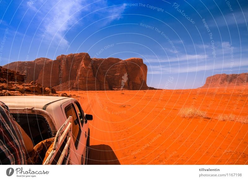 Wüstentour Rücken 1 Mensch Natur Erde Sand Wolkenloser Himmel Sommer Klima Schönes Wetter Dürre Felsen Berge u. Gebirge Schlucht Autofahren Fußweg Lastwagen