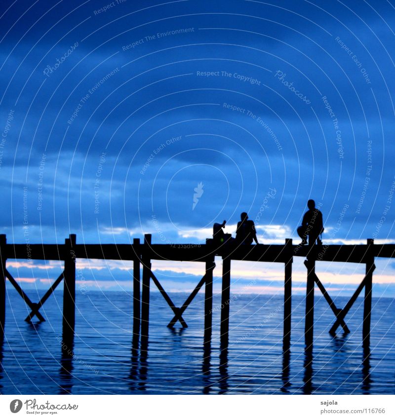 plauderstunde auf dem jetty Zufriedenheit Erholung Ferien & Urlaub & Reisen Freiheit Meer Mensch maskulin Mann Erwachsene 3 Wasser Himmel Wolken Brücke Kreuz