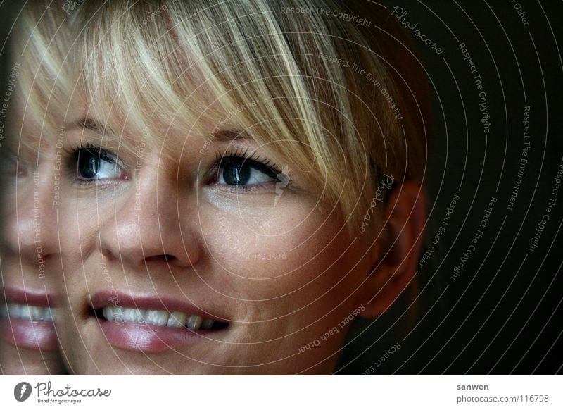 blick ins neue jahr Frau Zärtlichkeiten Aussicht blond Zufriedenheit Unbeschwertheit Kinn Spiegel Spiegelbild Physik Hoffnung Wunsch 2008 Mensch woman lachen