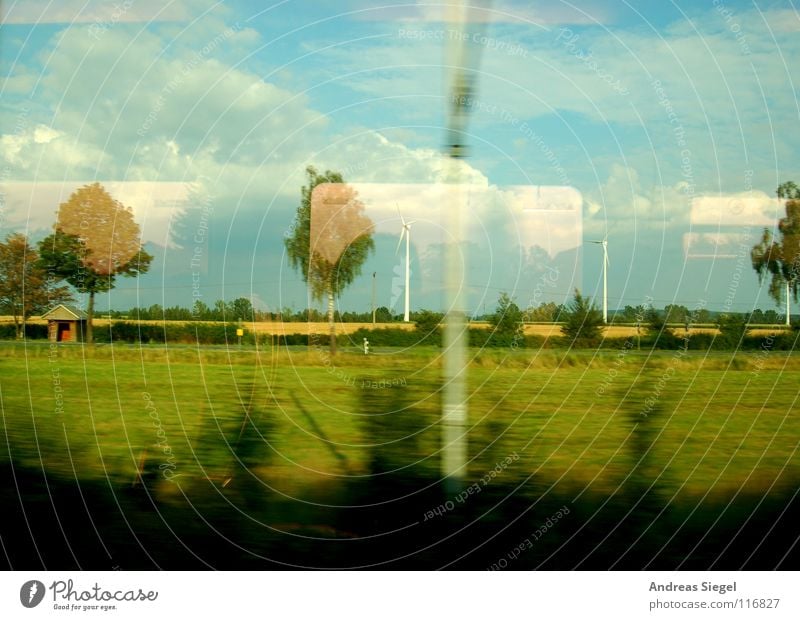 Eine Bahnfahrt usw. fahren Bahnfahren Fenster Blick Langeweile rollen Elektrizität Oberleitung Lebensgefahr Reflexion & Spiegelung Baum Wolken Feld Wiese