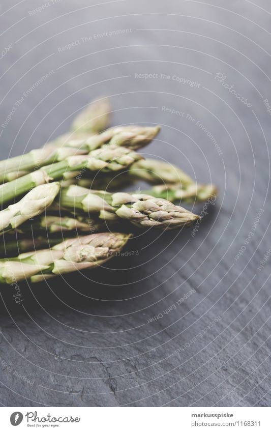 grüner spargel Lebensmittel Gemüse Spargel Spargelzeit Spargelbund Spargelspitze Spargelkopf Ernährung Bioprodukte Vegetarische Ernährung Diät Slowfood Reichtum