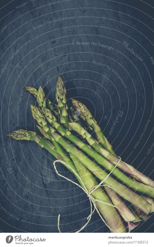 grüner spargel Lebensmittel Gemüse Spargel Spargelzeit Spargelkopf Spargelbund Spargelspitze Ernährung Bioprodukte Vegetarische Ernährung Diät Slowfood Reichtum