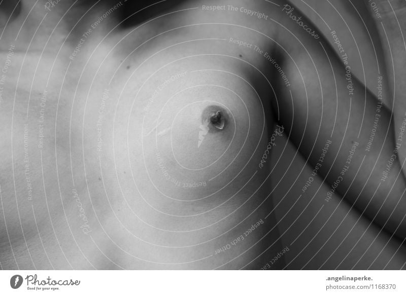 rechte Brust von oben, auf der Brustwarze liegt ein Glitzerstein in Herzform Schwarzweißfoto Haut nackt Weiblicher Akt Frau schön Stein