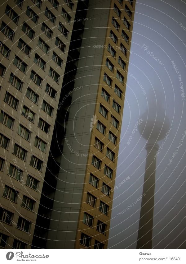 Hochnebel 2 Alexanderplatz Nebel trüb Winter Gebäude Bauwerk Haus Plattenbau Mitte Wand Beton Wolken grau Fenster Fassade Wahrzeichen Denkmal Berlin