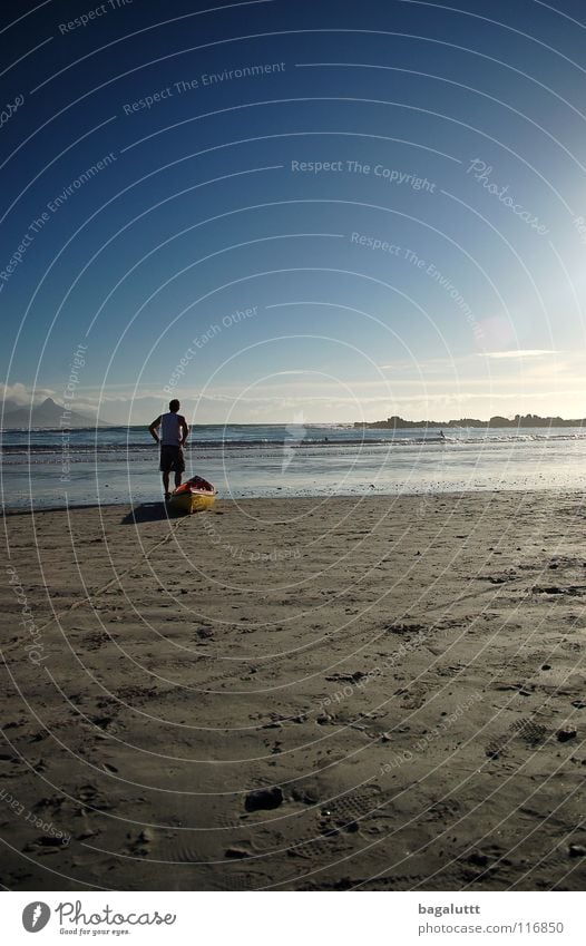 überfahrt Meer Strand Küste Mann Wasserfahrzeug Ruderboot Paddel rot T-Shirt Wassersport Ferien & Urlaub & Reisen träumen Ladengeschäft Sommer Wolken