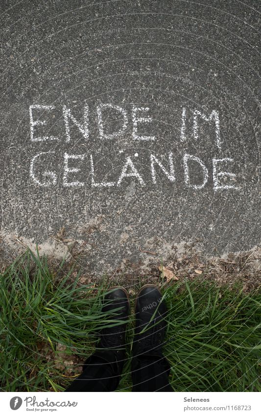 Over and out Ausflug Mensch Fuß 1 Natur Pflanze Gras Wiese Schuhe Schriftzeichen Schilder & Markierungen Hinweisschild Warnschild stehen Ende Grenze Begrenzung