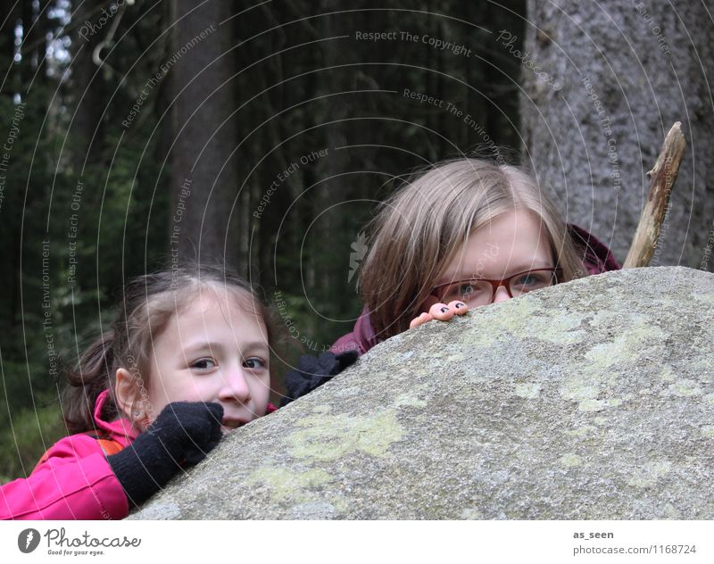 Hide & Seek Mädchen Kindheit Jugendliche Leben Gesicht Auge 8-13 Jahre 13-18 Jahre Umwelt Natur Landschaft Klima Baum Wald Felsen Stein Jacke Handschuhe Stock