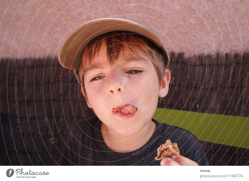 cräppp Lebensmittel Dessert Süßwaren Mittagessen Kaffeetrinken Stuhl Essen Kind maskulin Junge Kindheit Gesicht 1 Mensch 3-8 Jahre Frühling Sommer