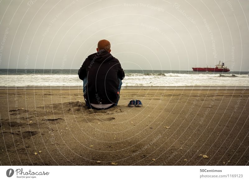 Einsam am Strand Ausflug Abenteuer Ferne Freiheit Kreuzfahrt Meer Insel Mann Erwachsene 1 Mensch Schifffahrt Öltanker beobachten Denken genießen Blick