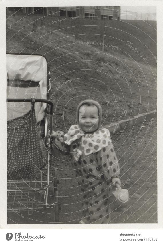 Little Ladybug. Karneval Kind Kleinkind Junge Kinderwagen Käfer schwarz weiß Vergangenheit Erinnerung Marienkäfer Karnevalskostüm Kostüm Schwarzweißfoto