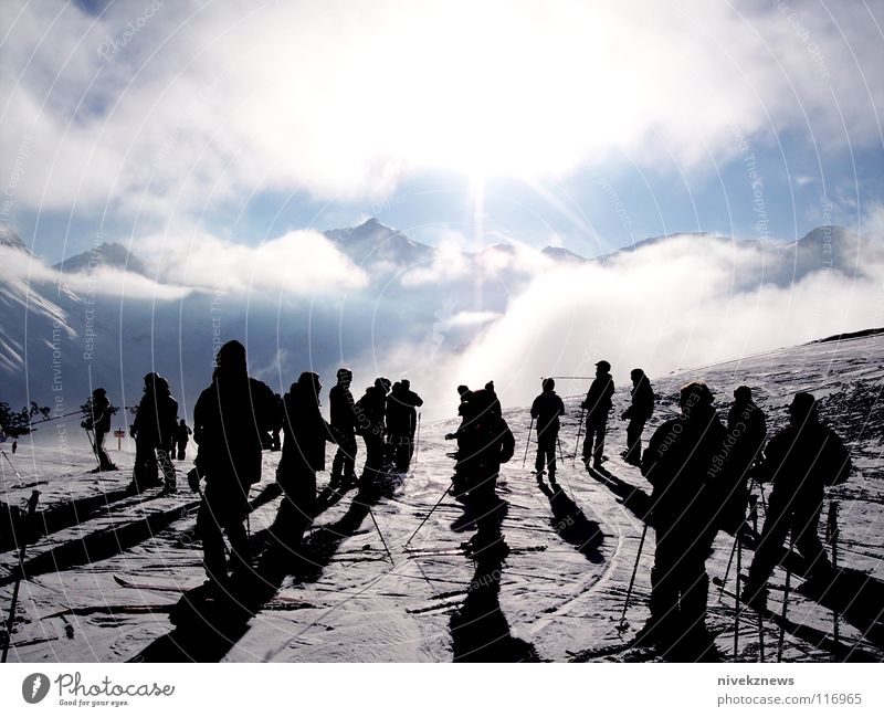 Andermatt/Schweiz schön Berge u. Gebirge Schnee Sonne Skifahren Alpen viele überfüllt Silhouette Gegenlicht Sonnenstrahlen Schneebedeckte Gipfel Skipiste