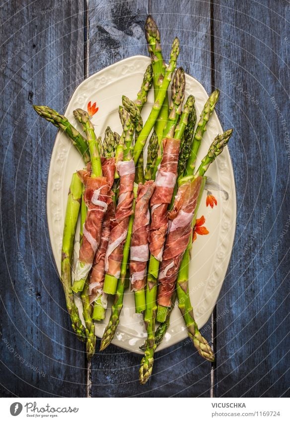 Grüne Spargel mit Schinken auf Teller Lebensmittel Fleisch Wurstwaren Gemüse Ernährung Mittagessen Abendessen Bioprodukte Diät Stil Design Gesunde Ernährung