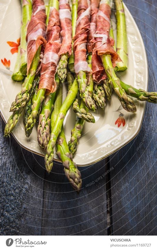 Grüne Spargel mi Schincken Lebensmittel Wurstwaren Gemüse Ernährung Mittagessen Abendessen Bioprodukte Teller Stil Design Grill einfach Hintergrundbild Parma