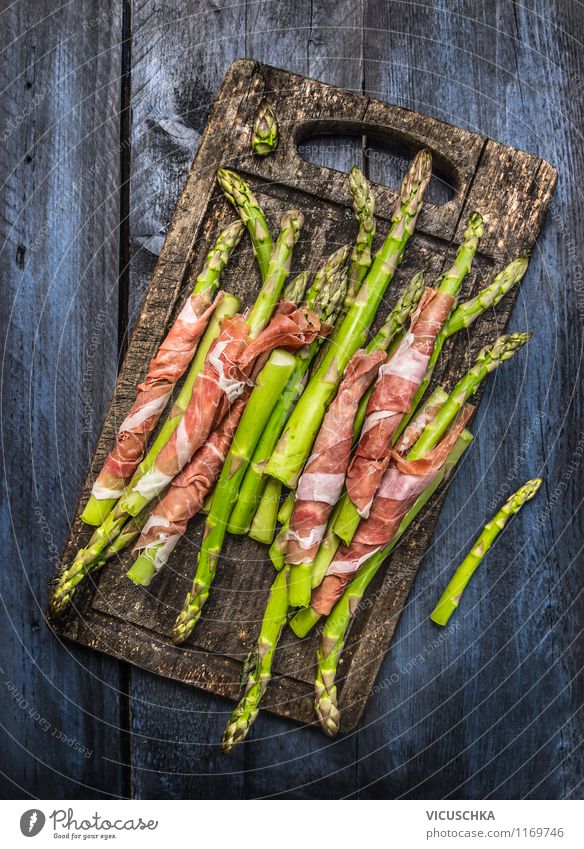 Grüne Spargel mit Schinken auf rustikalem Schneidebrett Lebensmittel Fleisch Wurstwaren Gemüse Ernährung Mittagessen Abendessen Bioprodukte Stil Design