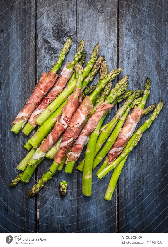 Grüne Spargel mit Schinken Lebensmittel Fleisch Gemüse Ernährung Mittagessen Abendessen Büffet Brunch Bioprodukte Stil Design Gesunde Ernährung Grill einfach