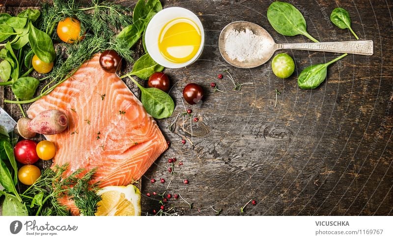 Lachs, frische Kräutern, Öl und Löffel auf altem Holztisch Lebensmittel Fisch Gemüse Kräuter & Gewürze Ernährung Mittagessen Abendessen Festessen Bioprodukte