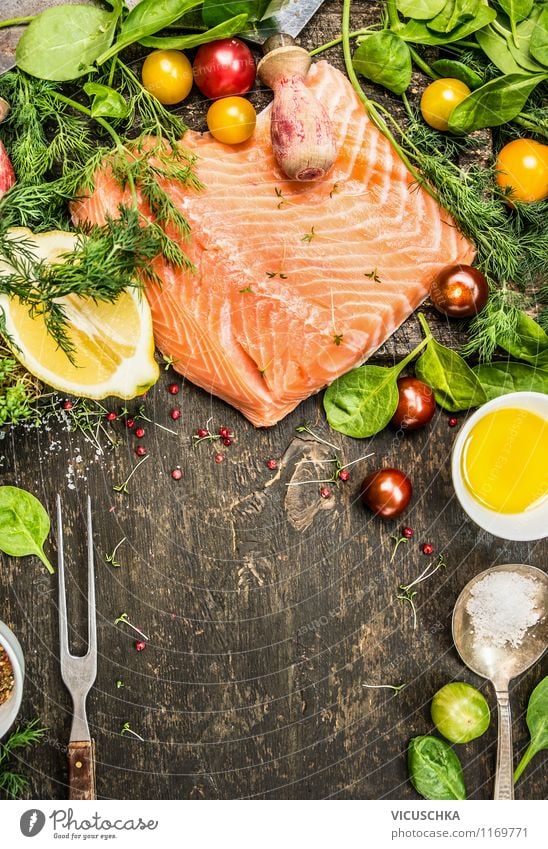 Lachs mit frischen Zutaten auf rustikalem Tisch Lebensmittel Fisch Gemüse Salat Salatbeilage Kräuter & Gewürze Öl Ernährung Mittagessen Abendessen Bioprodukte