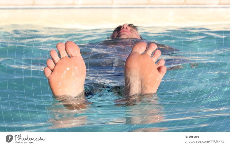 floating Haut Wellness Erholung ruhig Schwimmen & Baden Sommer Sommerurlaub Sonne Mensch maskulin Fuß 1 Wasser genießen frisch kalt nass blau Zufriedenheit