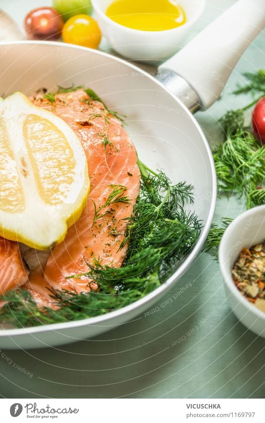 Lachs in weißer Pfanne mit frischen Zutaten Lebensmittel Fisch Gemüse Kräuter & Gewürze Öl Ernährung Mittagessen Bioprodukte Vegetarische Ernährung Diät