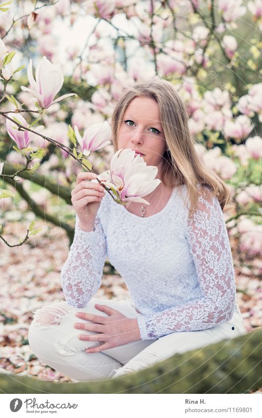 1. Mai. III feminin Jugendliche Mensch 13-18 Jahre Pflanze Frühling Schönes Wetter Baum Garten Park Mode T-Shirt Hose Haare & Frisuren blond langhaarig Blühend