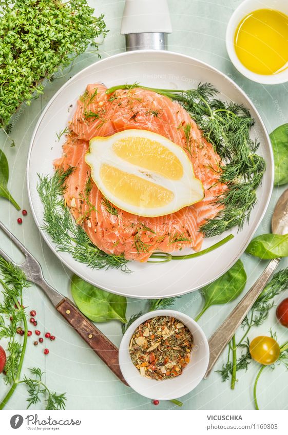 Lachsfilet mit frische Zutaten in weißer Pfanne zubereiten Lebensmittel Fisch Kräuter & Gewürze Öl Ernährung Mittagessen Abendessen Festessen Bioprodukte