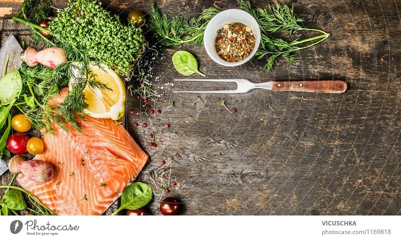 Laschsfilet mit Gabel und frische Zutaten fürs Kochen Lebensmittel Fisch Gemüse Salat Salatbeilage Kräuter & Gewürze Öl Ernährung Mittagessen Abendessen