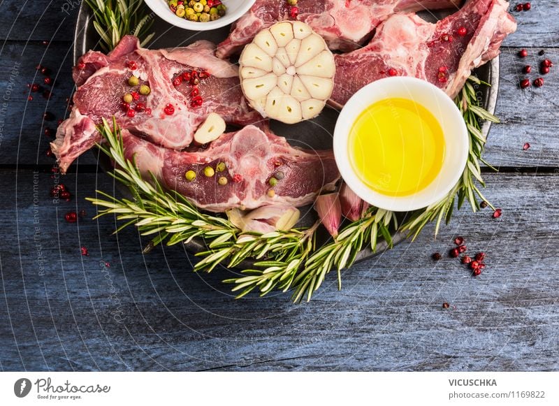 Lammkotelett mit Rosmarin und bunte Pfefferkörner Lebensmittel Fleisch Kräuter & Gewürze Öl Ernährung Mittagessen Abendessen Festessen Bioprodukte Teller