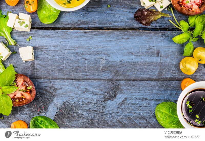 Frische Salat mit Tomaten und Käse zubereiten Lebensmittel Gemüse Salatbeilage Kräuter & Gewürze Öl Ernährung Mittagessen Abendessen Bioprodukte