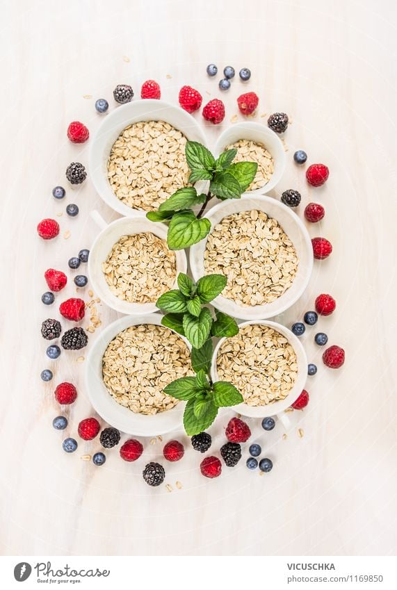 Haferflocken , Minze und Beeren - Familienfrühstück. Lebensmittel Frucht Getreide Kräuter & Gewürze Ernährung Frühstück Bioprodukte Vegetarische Ernährung Diät