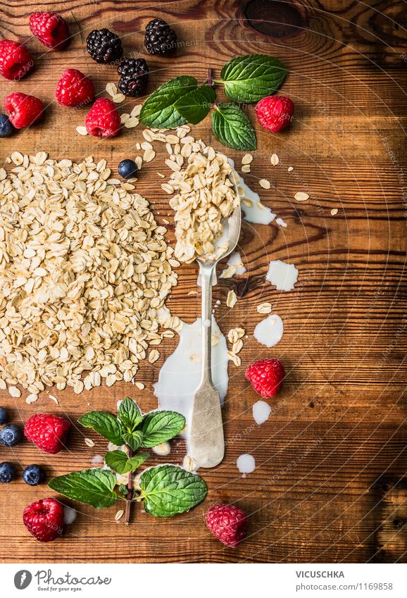 Frühstück mit Haferflocken und Beeren zubereiten Lebensmittel Frucht Getreide Ernährung Bioprodukte Vegetarische Ernährung Diät Milch Löffel Stil Design