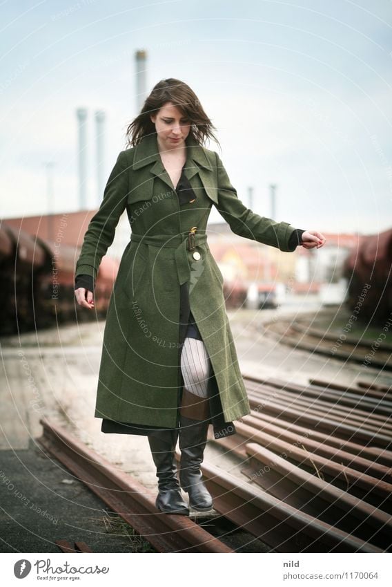 balance Lifestyle elegant Stil Mensch feminin Junge Frau Jugendliche 1 18-30 Jahre Erwachsene Stadt Industrieanlage Bahnhof Schienenverkehr Mode Bekleidung