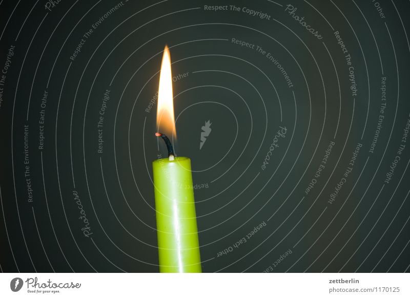 Kerze (schief und angeblitzt) stearinkerze Flamme Licht Kerzenschein Romantik Blitzlichtaufnahme Kunstlicht heiß Wärme Weihnachten & Advent brennen Feuer