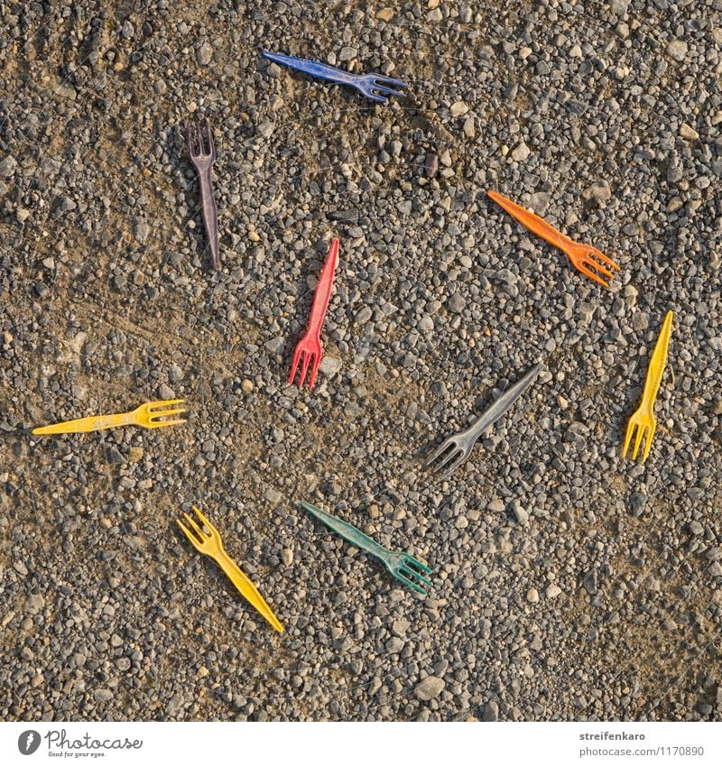 Bunte Plastik-Pommesgabeln liegen durcheinander auf dem Boden Pommes frites Essen Mittagessen Abendessen Fastfood Imbiss Gabel Übergewicht Erholung ausgehen