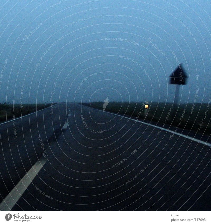 Heimfahrt, es dauert Winter Wolken Horizont schlechtes Wetter Nebel Verkehr Verkehrswege Straße Wege & Pfade Schilder & Markierungen dunkel blau Heimweh Fernweh