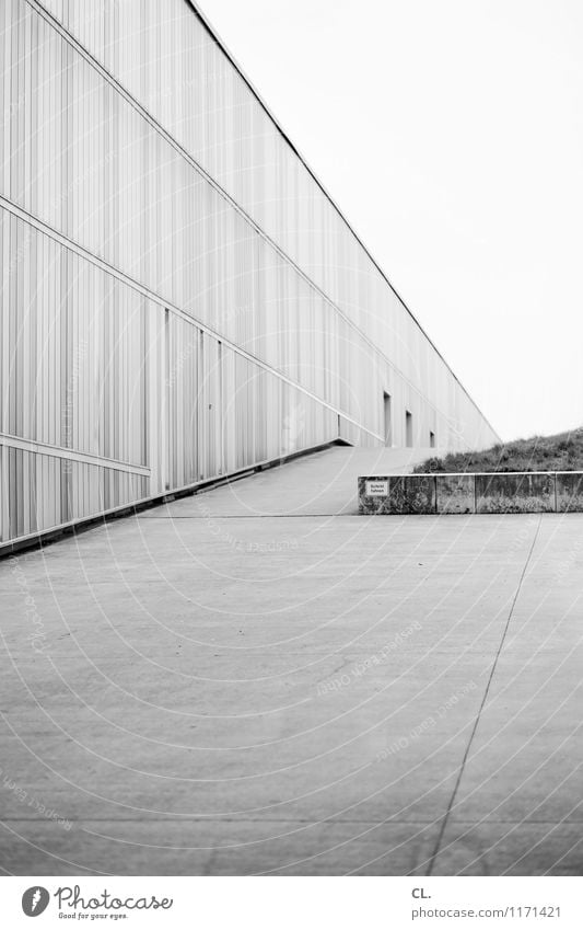 arcaden Stadtzentrum Platz Gebäude Architektur Mauer Wand Fassade Steigung aufwärts eckig Perspektive Wege & Pfade Schwarzweißfoto Außenaufnahme Menschenleer