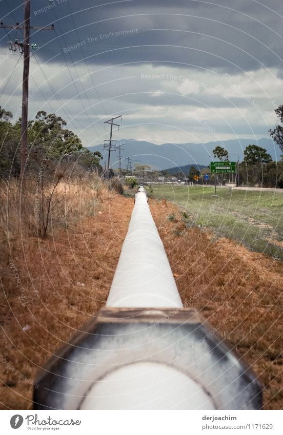 Wasser Rohrleitung neben der Straße liegend. zwischen zwei  Städten. Design Zufriedenheit Ausflug Sommer Wasserrohr Dienstleistungsgewerbe Umwelt Landschaft