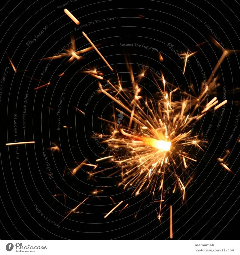 Wunderkerzenfunkenregen Nacht Licht Silvester u. Neujahr Feuer dunkel heiß hell sprühen Brand Funken spritzen Funkenregen