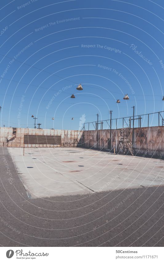 old tennis court elegant Freizeit & Hobby Ferne Sport Tennis Tennisplatz Himmel Schönes Wetter Chile iquique Dorf Haus Ruine Platz Spielplatz Mauer Wand Fassade