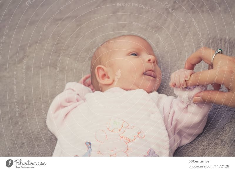 Baby and Mother Reichtum Stil Gesundheit Häusliches Leben Wohnung Kleinkind Mutter Erwachsene Familie & Verwandtschaft Hand 2 Mensch strampeln Ring beobachten