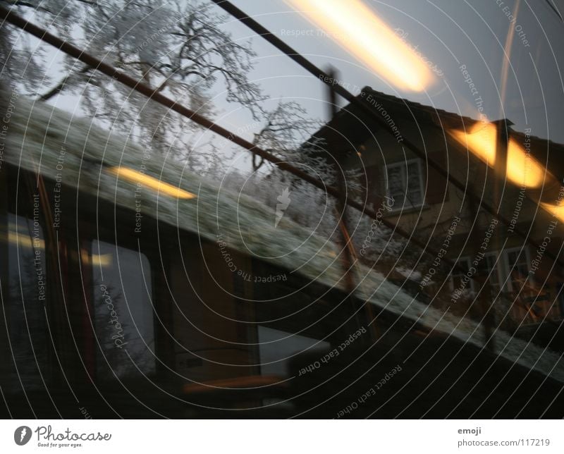 Bahnfahrt die 2. Eisenbahn fahren Winter trist Ödland Schnee Nebel Bahnfahren Licht Reflexion & Spiegelung Beleuchtung kalt Baum Feld ländlich Schweiz grau