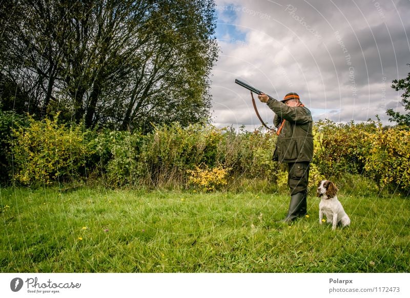 Jäger in der Natur Freizeit & Hobby Spielen Jagd Sport Mensch Mann Erwachsene 30-45 Jahre 45-60 Jahre 60 und älter Senior Landschaft Herbst Wiese Jacke Hund